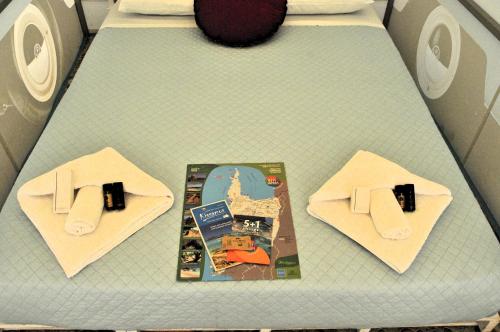 基萨莫斯Cornelia Hippie Magic Bus的一张桌子,上面有两把餐巾纸和一本书