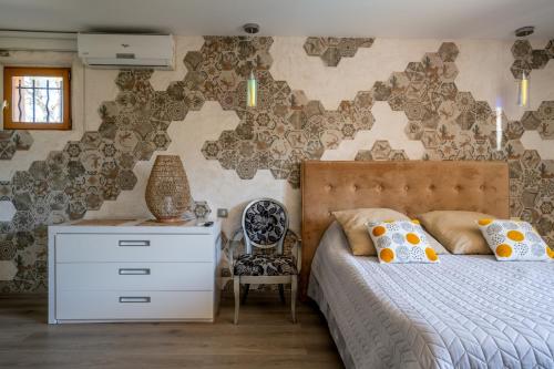 穆昂萨尔图Villa Golf les Cigales的一间卧室配有一张床和一个梳妆台