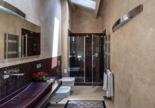 法布里亚诺塞拉米卡酒店的带浴缸、卫生间和盥洗盆的浴室