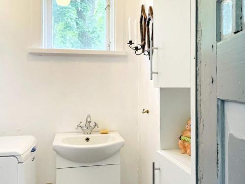 玛丽斯塔德Holiday home MARIESTAD XI的白色的浴室设有水槽和窗户。