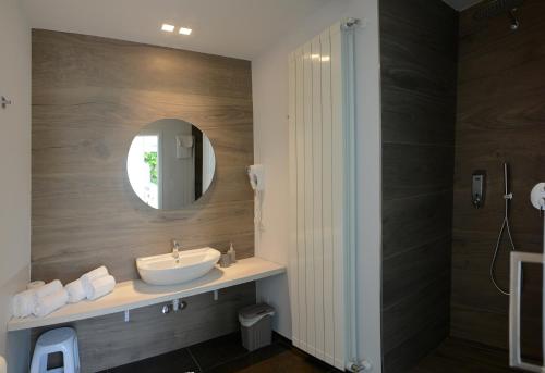 CastroCa del Lac Rooms的一间带水槽和镜子的浴室
