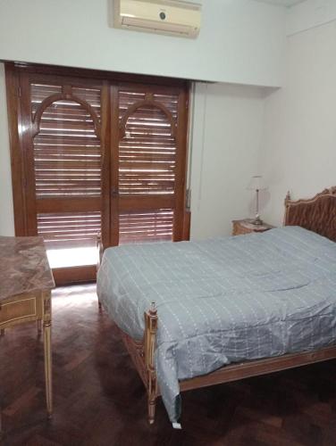 罗萨里奥Cómo en casa的一间卧室设有一张床和两个木门