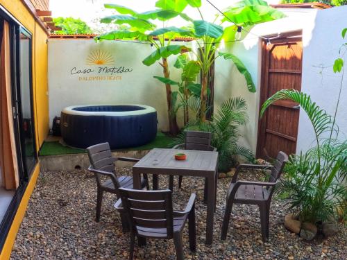 帕洛米诺Casa Matilda - Palomino的一个带桌椅和热水浴池的庭院