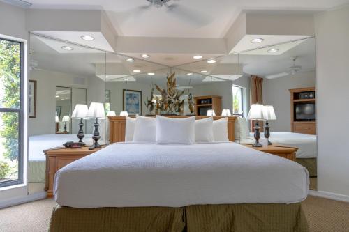 基西米Legacy Vacation Resorts Kissimmee & Orlando - Near Disney的大卧室配有一张带白色枕头的大床