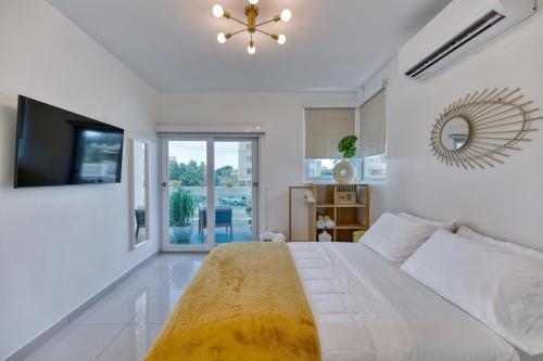 圣胡安Entire Villa - 7br Pool Sun Deck Ocean Park的一间卧室配有一张大床和电视