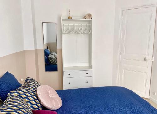苏瓦松Le Central - Coeur historique - Netflix/Disney+的一间卧室配有蓝色的床和镜子