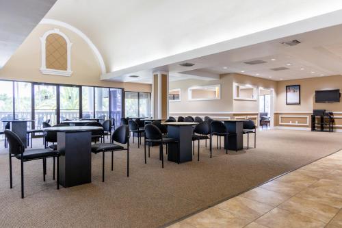 基西米Legacy Vacation Resorts Kissimmee & Orlando - Near Disney的用餐室设有桌椅和窗户。