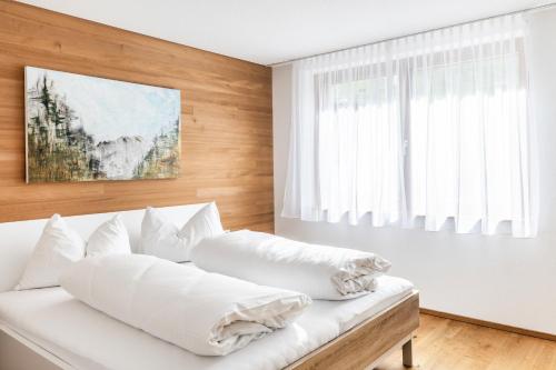 丰塔内拉Berg Aparts Faschina - 05 - b42791的白色的床、白色枕头和窗户