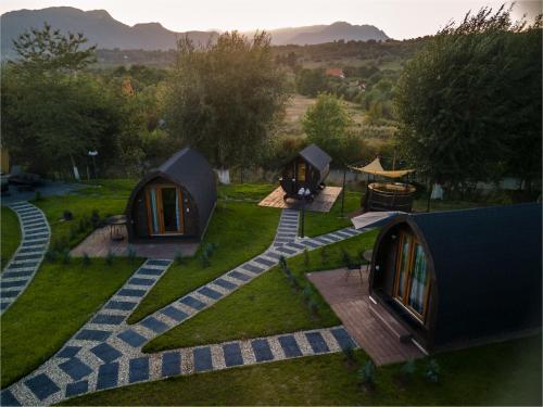 布朗Glamp In Style Pods Resort的一组帐篷在野外的空中景观