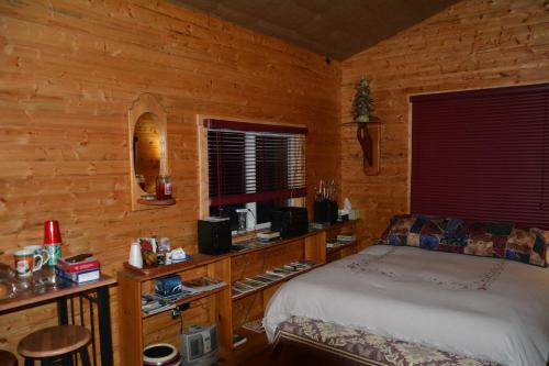 怀特霍斯B的三次方住宿加早餐酒店的小木屋内一间卧室,配有一张床