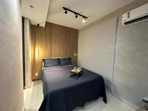里贝朗普雷托Studio Aconchegante e Completo的一间卧室配有一张桌子和一张床铺