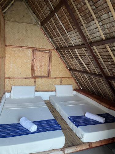 BoracBorac Bay View的稻草屋顶客房 - 带两张床和蓝色垫