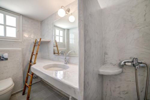 卡马利Monolithia的白色的浴室设有水槽和卫生间。