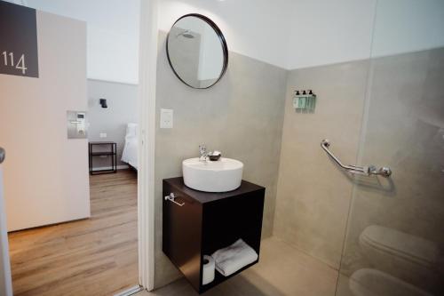 罗卡将军市Hotel Barda Sur的一间带水槽和镜子的浴室