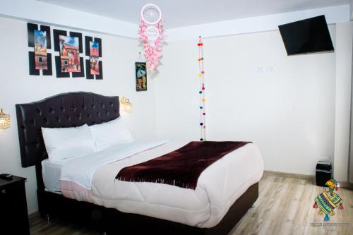 库斯科Hotel Valle Andino的一间卧室,卧室内配有一张大床