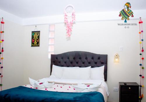 库斯科Hotel Valle Andino的一间卧室配有一张带圣诞装饰的床。