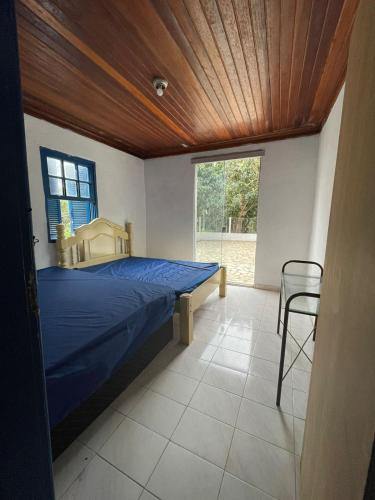 圣路易斯-杜帕赖廷加Chácara Recreio São Luiz do Paraitinga的一间卧室设有一张木天花板床。