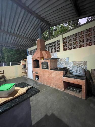 圣路易斯-杜帕赖廷加Chácara Recreio São Luiz do Paraitinga的户外厨房,庭院里设有砖炉