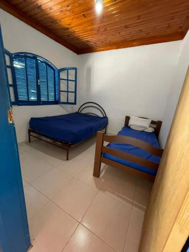 圣路易斯-杜帕赖廷加Chácara Recreio São Luiz do Paraitinga的客房设有两张床和木制天花板。