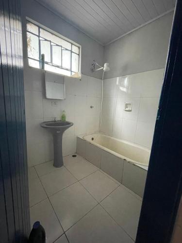 圣路易斯-杜帕赖廷加Chácara Recreio São Luiz do Paraitinga的浴室配有盥洗盆和浴缸。