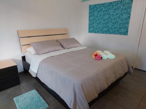 安加罗阿Cabañas Kitai的一间卧室配有一张带一束鲜花的床