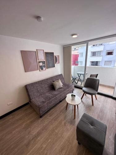 马尼萨莱斯Apartamento nuevo centro histórico!的客厅配有沙发和桌子
