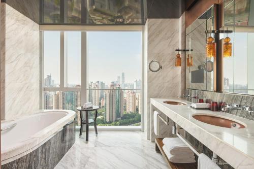上海上海浦东丽晶酒店 - 每次入住首轮迷你吧免费享用（包含一瓶红酒）的一间带两个盥洗盆、浴缸和窗户的浴室