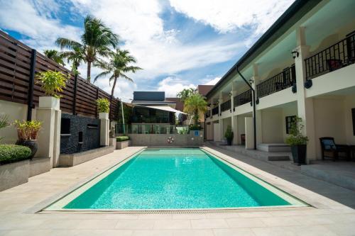 拉威海滩Naiya Buree Boutique Resort的一座房子庭院中的游泳池