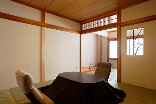 箱根Hakone Fura的一间客房内配有桌椅的房间