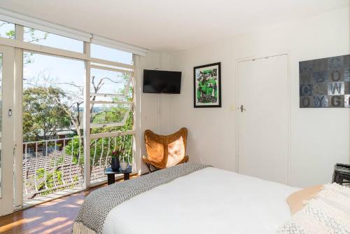 悉尼Leafy Paddington Studio with Harbour Views的一间卧室设有一张床和一个大窗户
