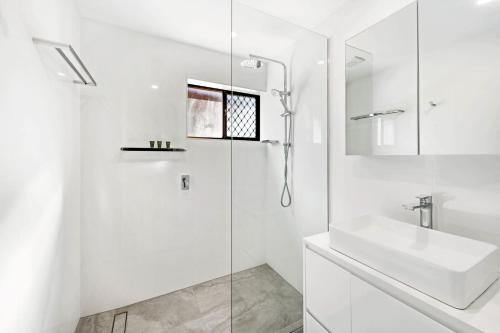 穆卢拉巴Anjuna, 2 bedroom apartment on canal的白色的浴室设有水槽和淋浴。