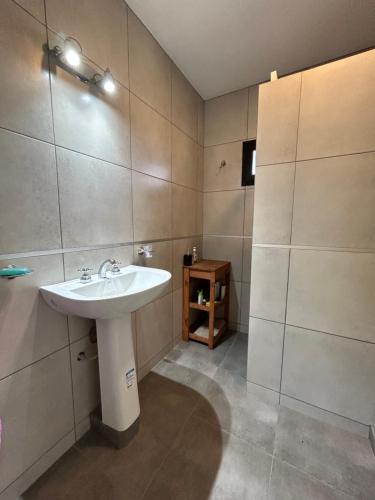 格兰德山谷Greca House的客房内的白色盥洗盆浴室