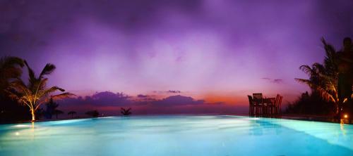 卡尔皮蒂耶Palagama Beach Resort的一座享有日落美景的大型游泳池
