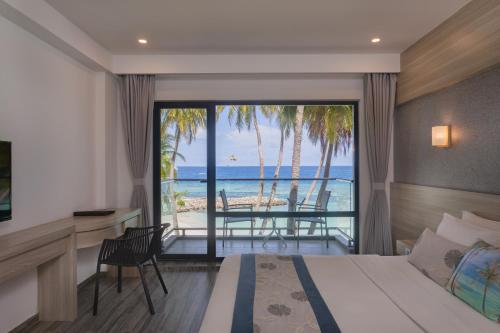 马富施卡尼格兰德海景旅馆的一间卧室配有一张床,享有海景
