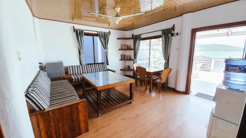 LagudriJamburae Lodge的一间带桌子的客厅和一间餐厅