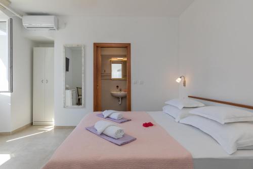 杜布罗夫尼克guesthouse Libertas 1的白色卧室配有带毛巾和水槽的床