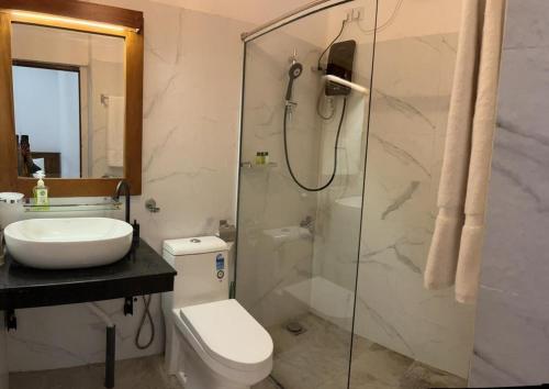 哈顿Tailors Cottage的带淋浴、卫生间和盥洗盆的浴室