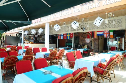 阿拉尼亚克列奥帕特拉海滩伊尔迪兹酒店 的餐厅里一排桌椅