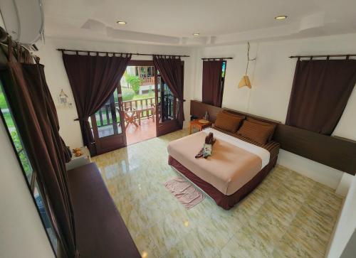 班泰Tiki Beach Koh Phangan的卧室享有空中景致,配有1张床