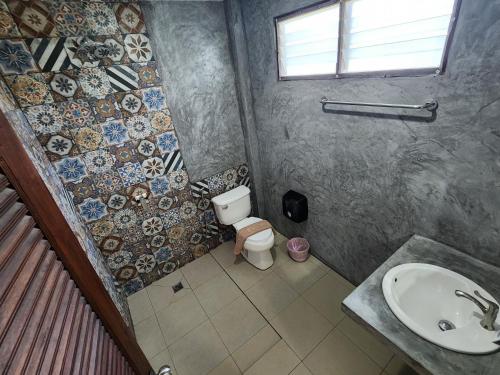 班泰Tiki Beach Koh Phangan的一间带卫生间和水槽的浴室