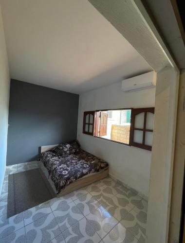 SadaLa maison des rives的一间小卧室,配有床和窗户