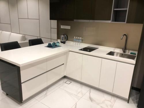吉隆坡WSD Times 8 Luxury Hotels & Residences的厨房配有白色橱柜和水槽