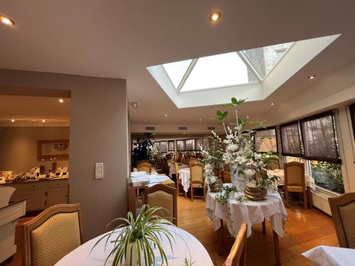 斯特拉斯堡Maison LUTETIA R的一间带桌椅和天窗的用餐室