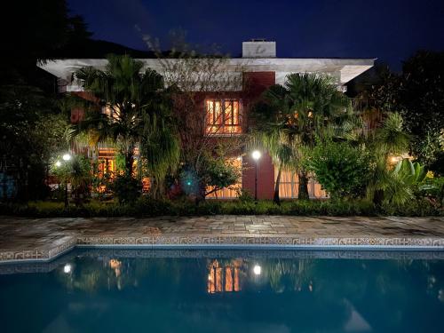 BurhānilkanthaInitial Cold Lodge的一座晚上设有游泳池的房子