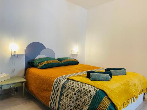 罗德兹LE SAINT CYRICE的一间卧室配有一张带两个枕头的床