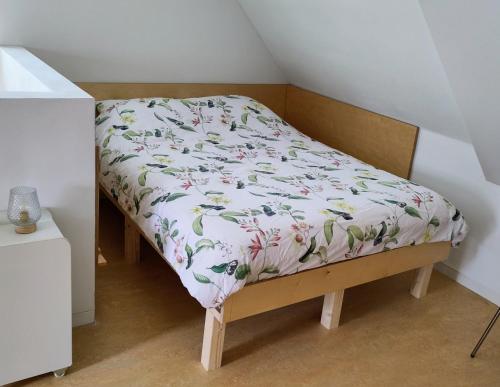 EzingeDe Kinkhoorn的一张小床,房间配有华丽的床单