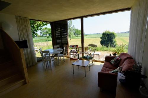 EzingeDe Kinkhoorn的客厅配有沙发和桌椅