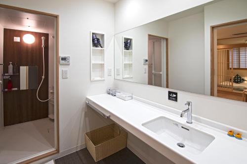 大阪拾野の家 202和室的一间带水槽和镜子的浴室