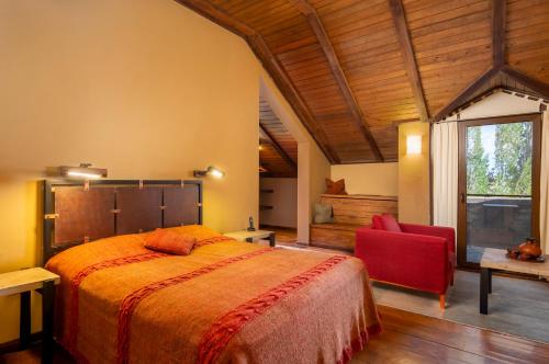 Kzylkʼend图芬基安阿凡马拉克茨阿帕塔酒店的一间卧室配有一张床和一张红色椅子