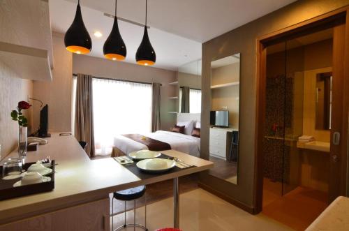 日惹Student Park Hotel的一间设有厨房和客厅的客房